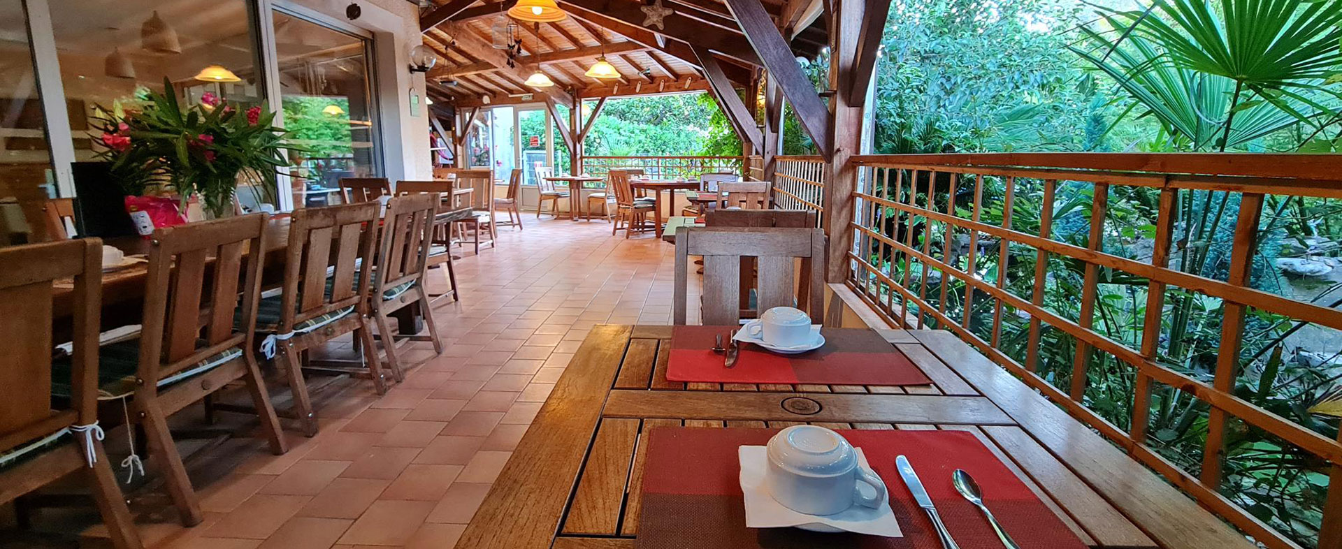 Salle de restaurant et terrasse à l'hôstellerie saint Benoit votre hôtel dans l'Hérault
