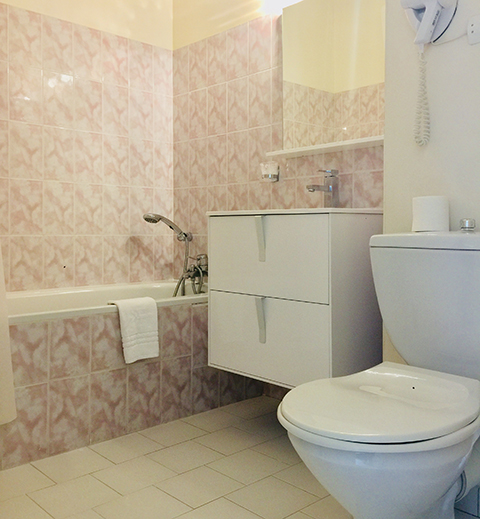 Salle de bain d'une chambre côté nord à l'étage, hostellerie Saint-Benoit, hébergement Saint Guilhem le désert