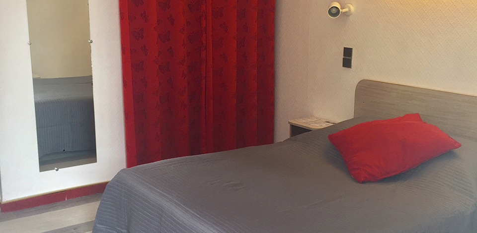 North facing bed's room located on the ground floor, charming hotel Saint-Benoit, hotel Saint Guilhem le désert
