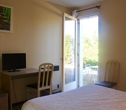 Bedroom with double bed, hotel Saint Guilhem le désert