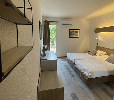 Bedroom with double bed, hotel Saint Guilhem le désert