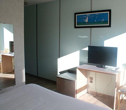 Chambre avec un grand lit, hébergement proche du lac du Salagou