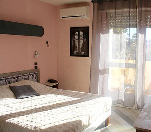 Chambre avec un grand lit, hébergement proche du lac du Salagou
