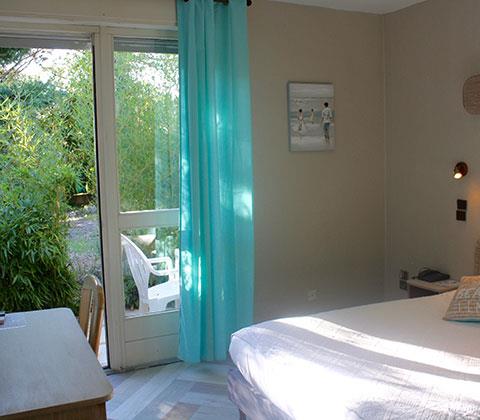 Bedroom with double bed, hotel Lac du Salagou