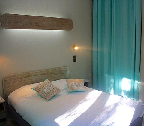 Bedroom with double bed, hotel Lac du Salagou