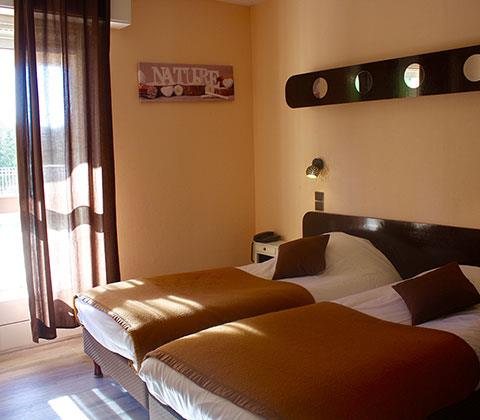 Bedroom with double bed, hotel Lac du Salagou