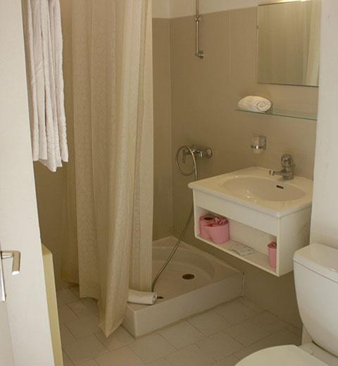 Family bedroom's bathroom, charming hotel and restaurant Saint-Benoit, accommodation located in HéraultSalle de bain chambre familiale, hostellerie Saint-Benoit, hébergement Hérault