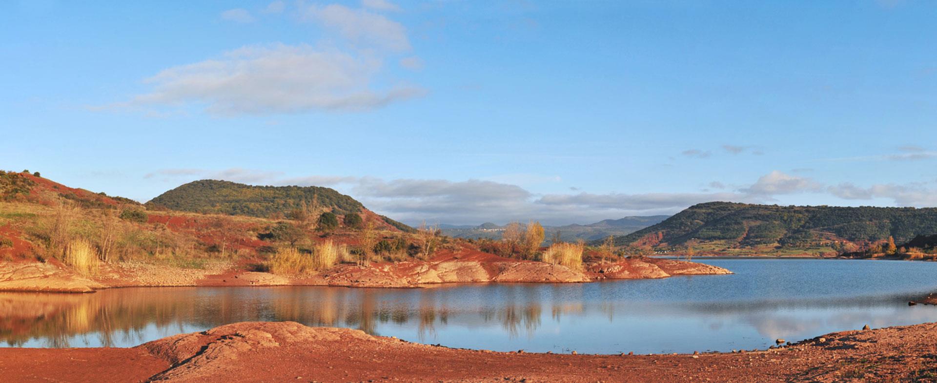 Lac du Salagou close to the charming hotel and restaurant Saint Benoit