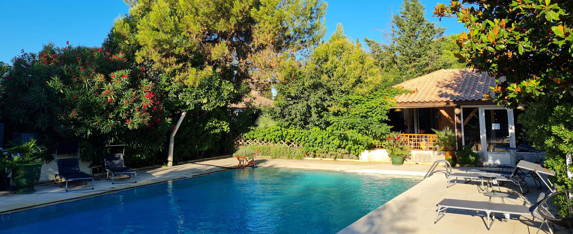 Terrace and restaurant of the hotel Saint Benoit located in Hérault