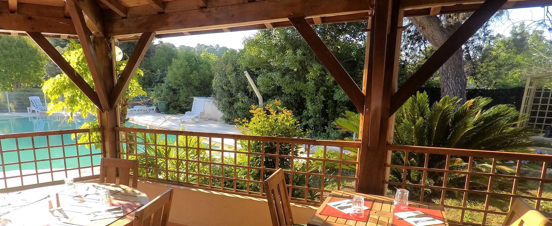 Terrasse et piscine à l'Hôstellerie Saint benoit, hôtel dans l'Hérault