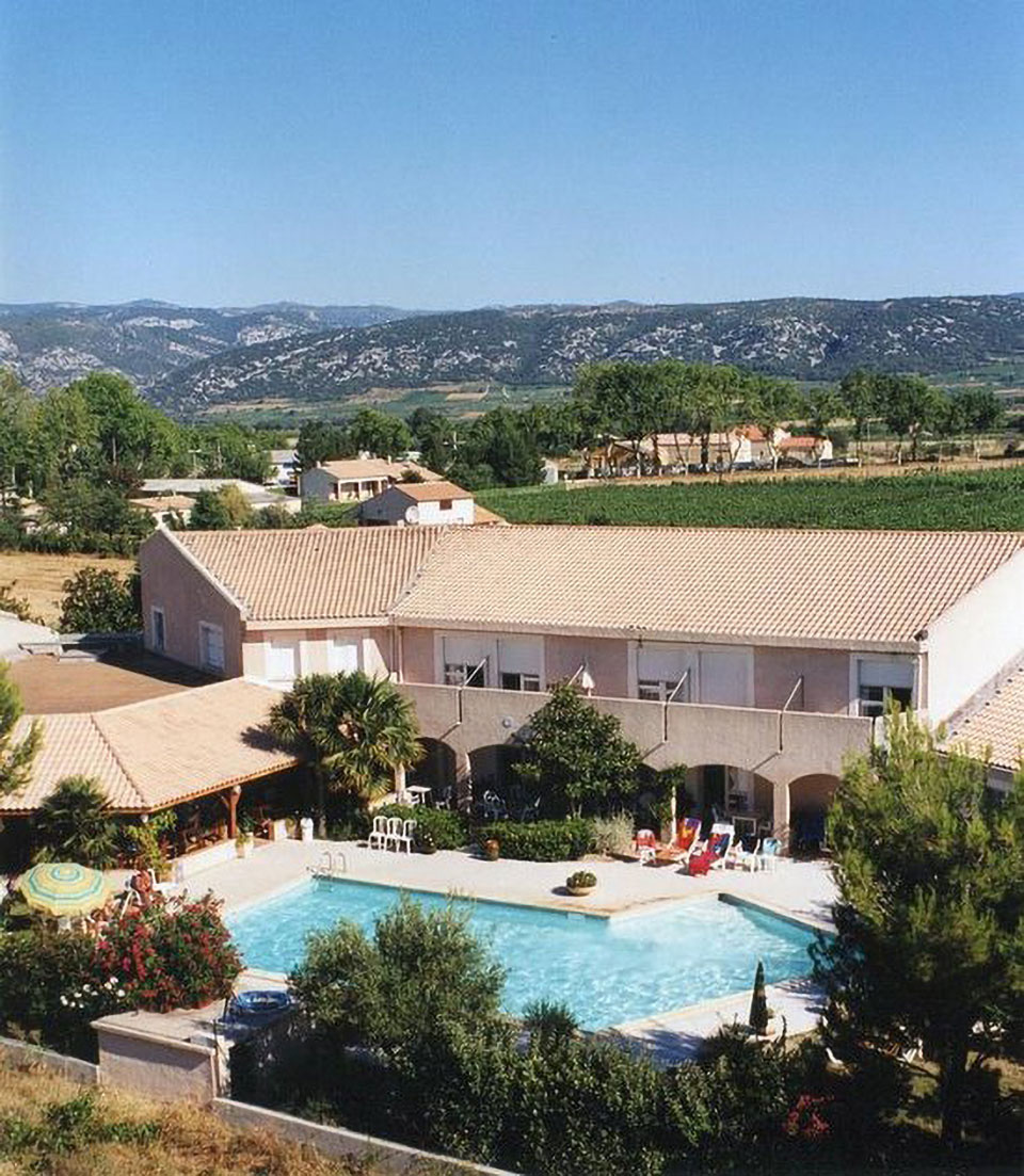 vue aérienne de l'hostellerie saint Benoit hôtel à Aniane